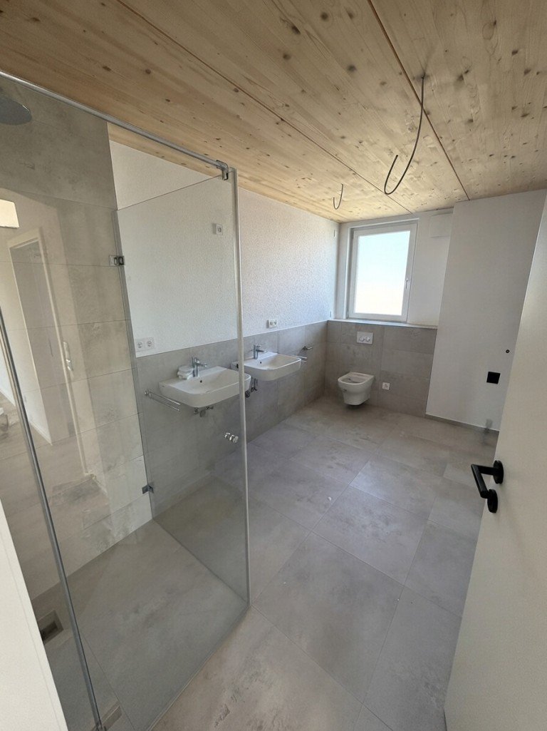 Badezimmer Schefflenz / Oberschefflenz Etagenwohnung Ger�umiges Wohnen in ruhiger Lage: 4-Zimmerwohnung im 2. OG