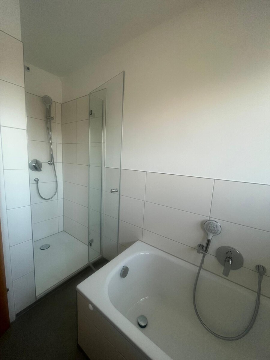 Tageslichtbad mit Badewanne und Dusche Etagenwohnung Heilbronn