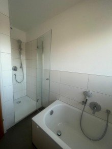 Tageslichtbad mit Badewanne und Dusche 5-Zimmerwohnung mit Balkon und traumhafter Aussicht �ber die D�cher von Heilbronn