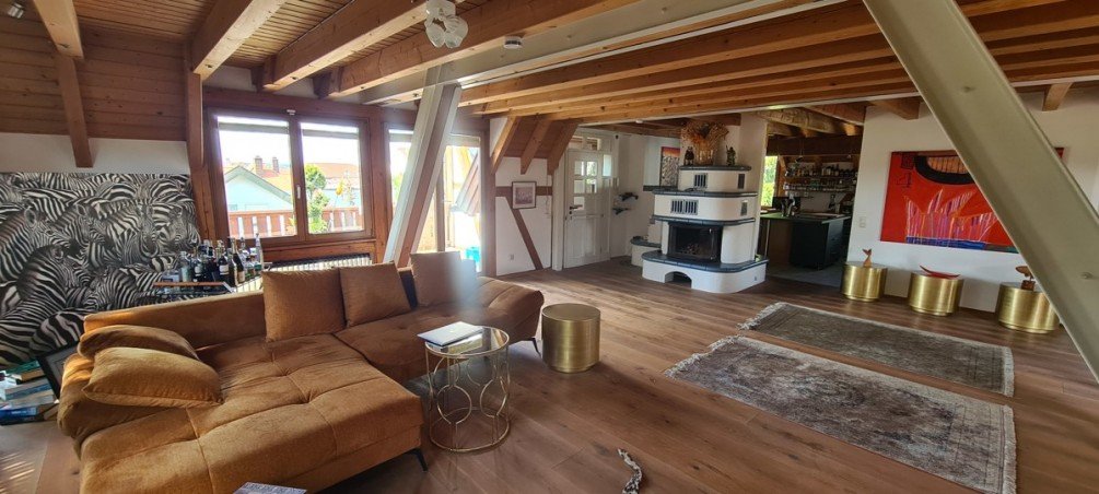 Offener Wohn-Essbereich mit Kachelofen Maisonettewohnung Neckarsulm
