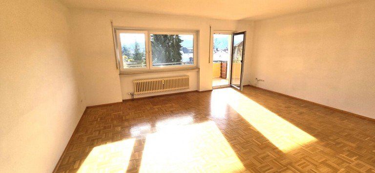 Wohnzimmer Offenau Etagenwohnung Helle 3-Zimmer-Wohnung mit Balkon und traumhafter Aussicht