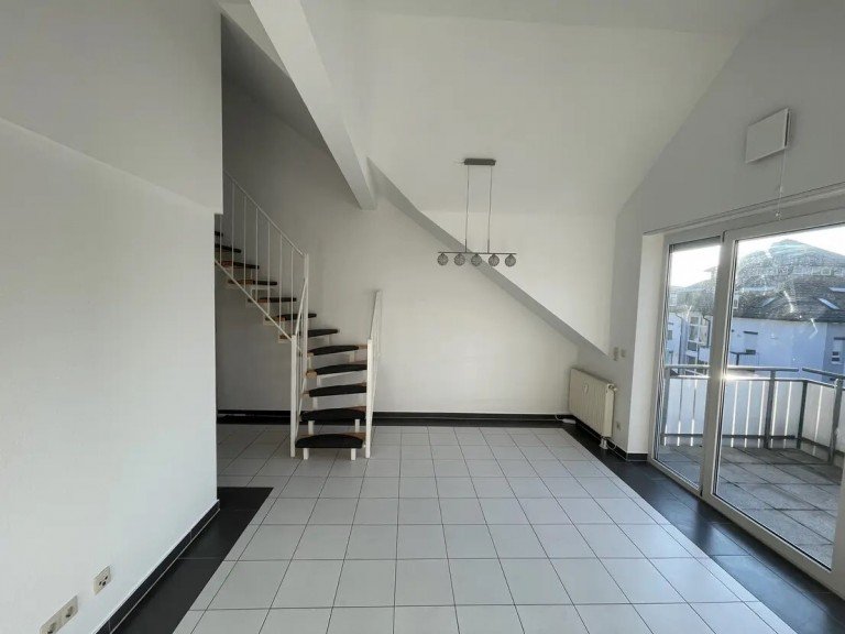 Wohnzimmer Bad Friedrichshall Maisonettewohnung Stilvolle Maisonettewohnung: Viel Raum auf zwei Ebenen mit 2 Balkonen