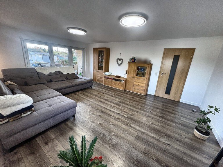 Wohnzimmer_1_optimiert Neckarsulm Erdgeschosswohnung 4,5 Zimmer, 113 m�, zwei Balkone, Garage - ideal zur Kapitalanlage oder f�r die eigene Familie