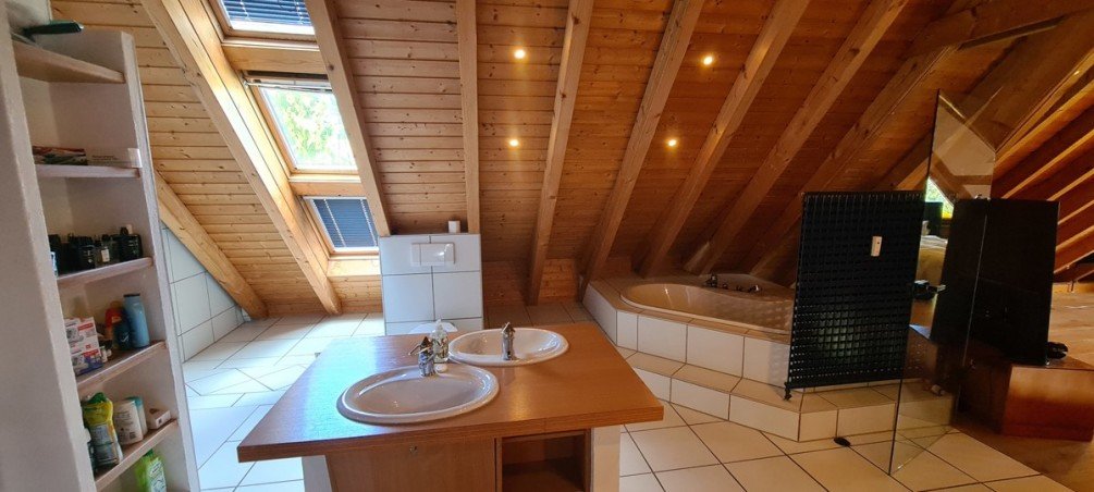 Tageslichtbad 2 mit Eckbadewanne Maisonettewohnung Neckarsulm