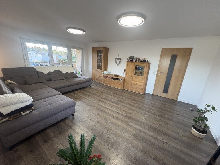 Wohnzimmer Neckarsulm Erdgeschosswohnung Elegantes Wohnen auf 4,5 Zimmern - mit zwei Balkonen und viel Platz
