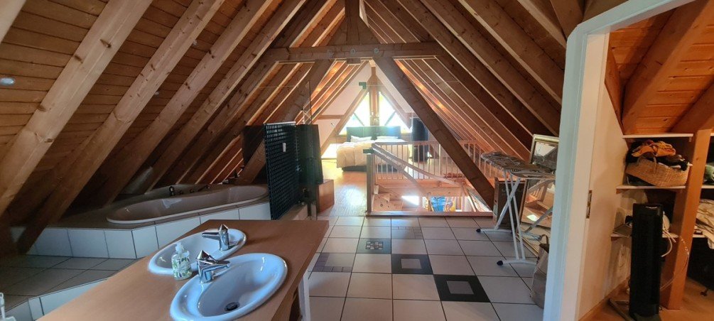 Tageslichtbad mit Eckbadewanne_Galerie_Schlafzimmer Maisonettewohnung Neckarsulm