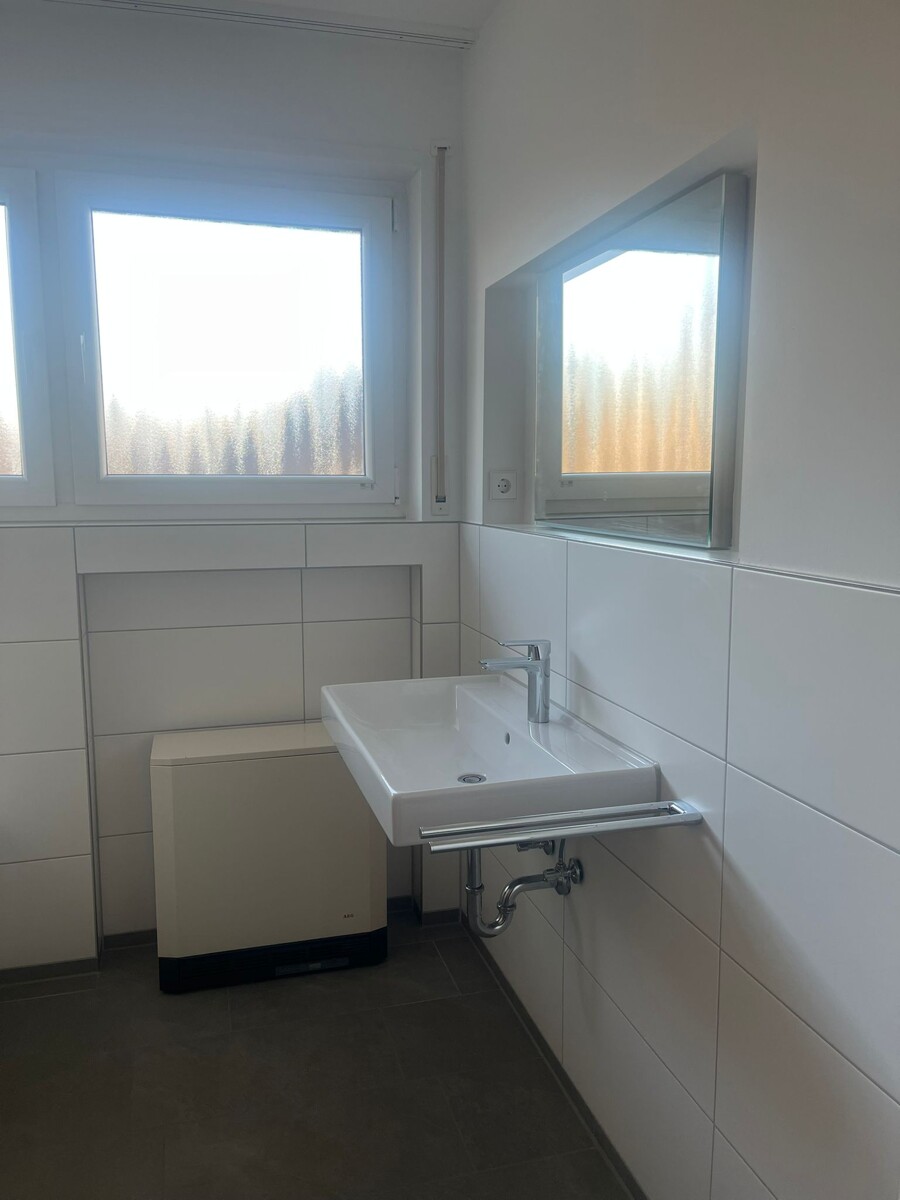 Tageslichtbad mit Badewanne und Dusche Etagenwohnung Heilbronn